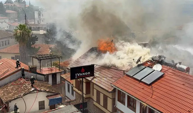 Antalya Kaleiçi’nde otelde çıkan yangın 3 iş yerini sardı
