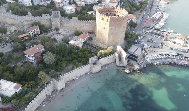 Soğukkapı Plajı’nda tarihle iç içe yüzme keyfi