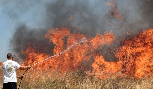 Antalya’da iki orman yangını büyüme eğiliminde