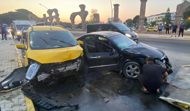 Antalya’da araç kazasında 5 turist dahil 7 kişi yaralandı