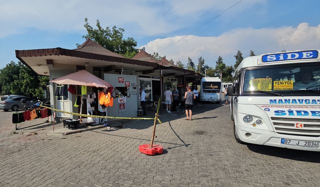 Antalya’da dolmuş şoförü bıçaklandı, ağır yaralı