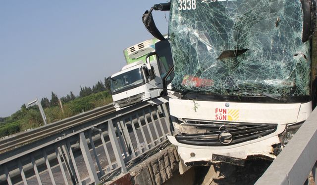 Antalya’da tur otobüsü köprüde sıkıştı