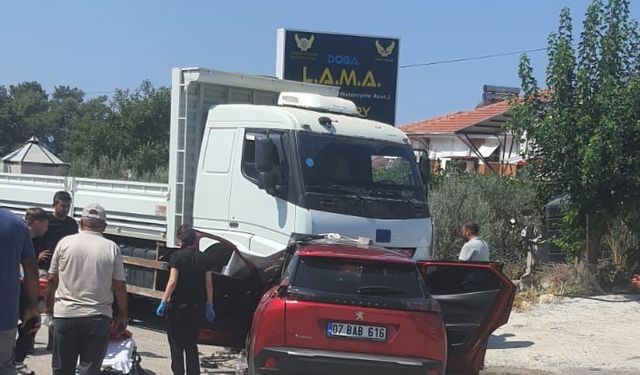 Kumluca’da kamyonla otomobil çarpıştı: 1 yaralı