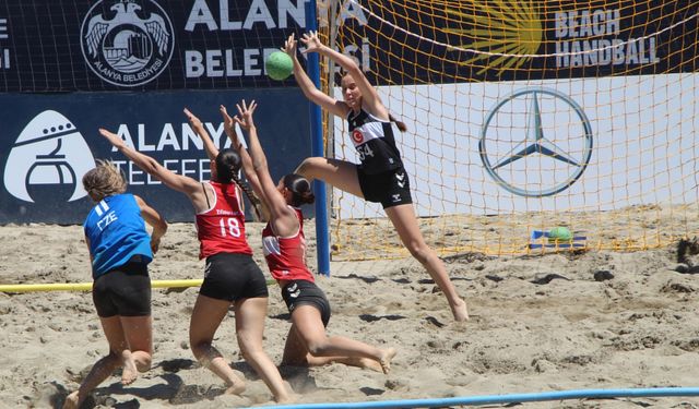 Plaj hentbolunda çeyrek finalistler belli oldu