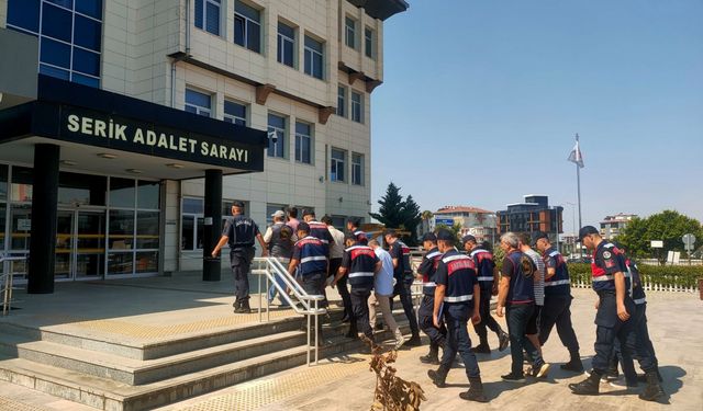 Serik’te çeşitli suçlardan aranan 7 kişi tutuklandı