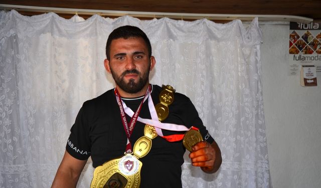 Çilenker başpehlivan oldu, babasının mezarına gitti