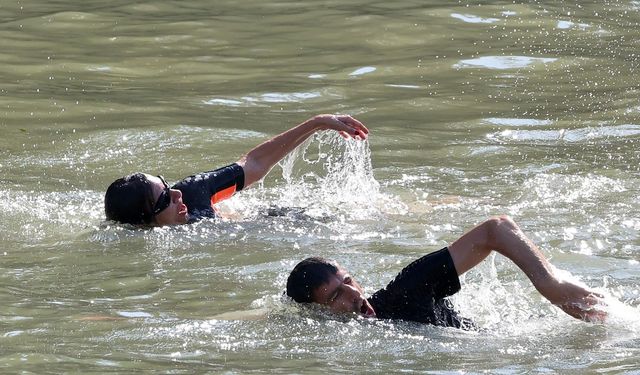 Paris’te Seine Nehri 100 yıl sonra halka açıldı