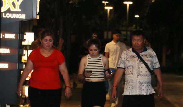 Sıcaktan bunalan Antalyalılar akşam sahile akın etti