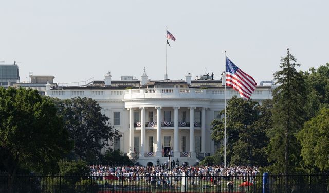 Trump, vergi indirimi ve harcama kesintisi yasasını imzaladı