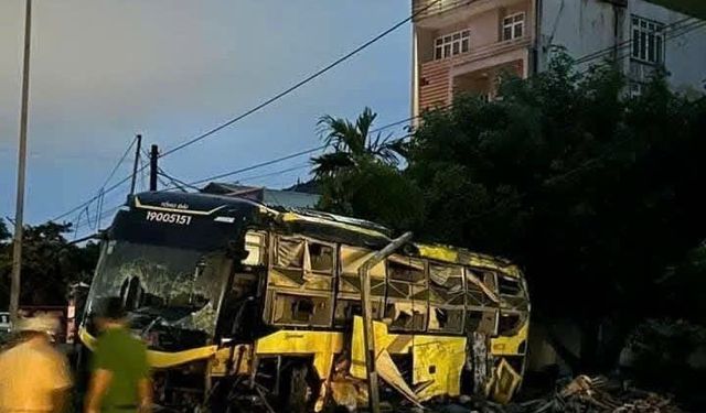 Vietnam’da yolcu otobüsü devrildi: 9 kişi hayatını kaybetti