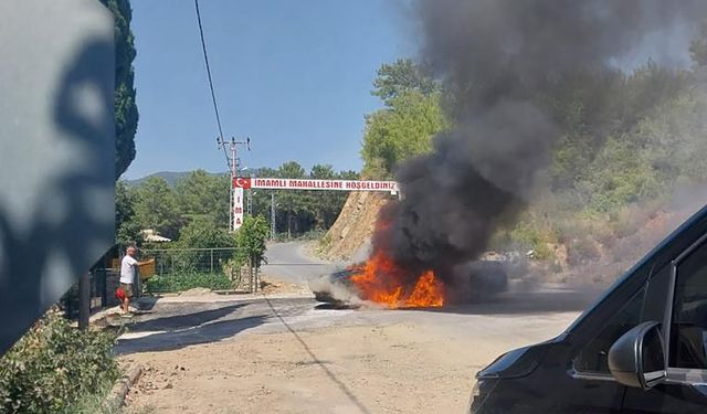 Alanya’da seyir halindeki otomobil alev aldı