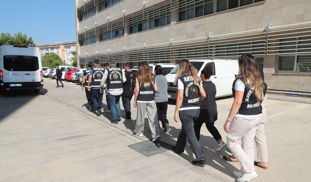 Antalya’da dolandırıcılık zanlılarından 2’si tutuklandı