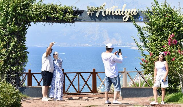 Antalya sıcaktan bunalanlarla doldu, sahiller tıklım tıklım