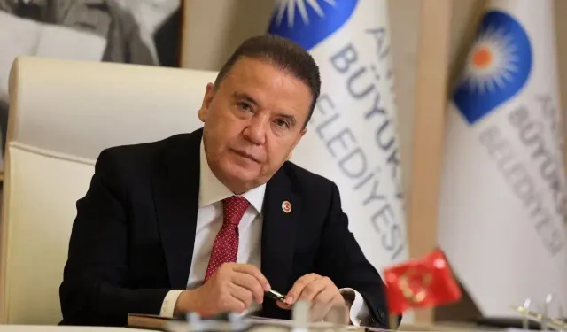 Muhittin Böcek rahatsızlanarak hastaneye kaldırıldı