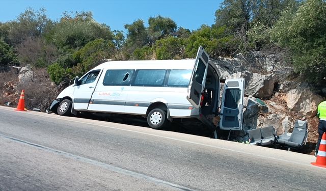 Antalya Demre’de tur minibüsü kayalıklara çarptı: 17 yaralı
