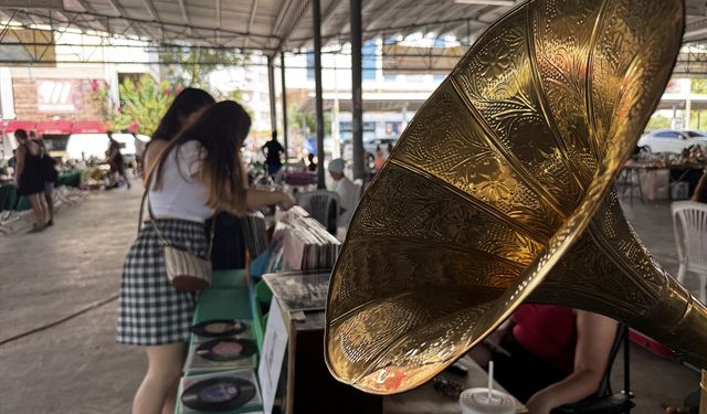 Antalya’da antika pazarı nostalji tutkunlarını ağırlıyor