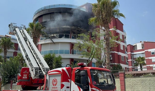 Antalya’da apartman yangını: 3 kişi dumandan etkilendi