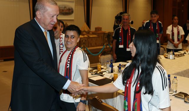 Erdoğan, Yüksekovaspor Kadın Futbol Takımı’nı kabul etti