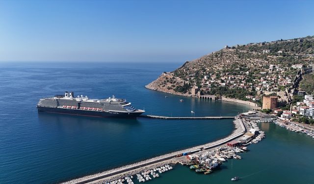 Hollanda bayraklı kruvaziyer Alanya'da