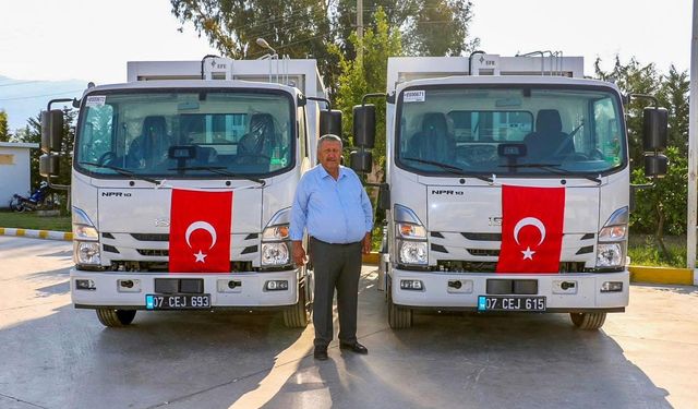 Kaş Belediyesi araç filosuna yeni çöp aracı ve minibüs kattı