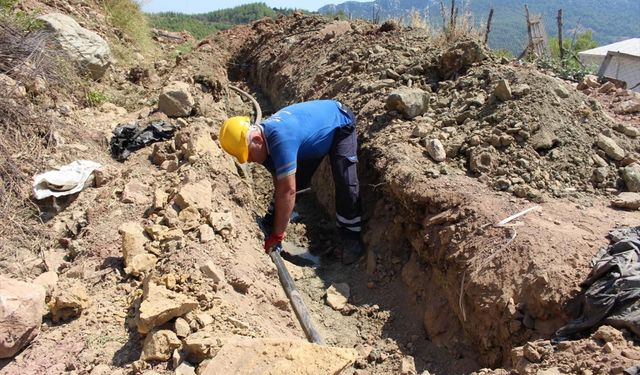 Kumluca’da yeni açılan yola içme suyu hattı döşendi