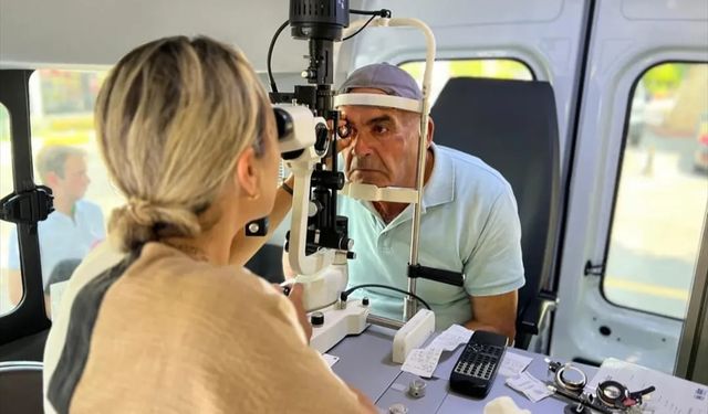 Milletvekili Çokal mobil araçla göz taraması yapıyor