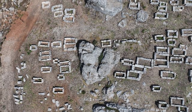 Sillyon Antik Kenti’nde Roma dönemine ait 4 mezar bulundu