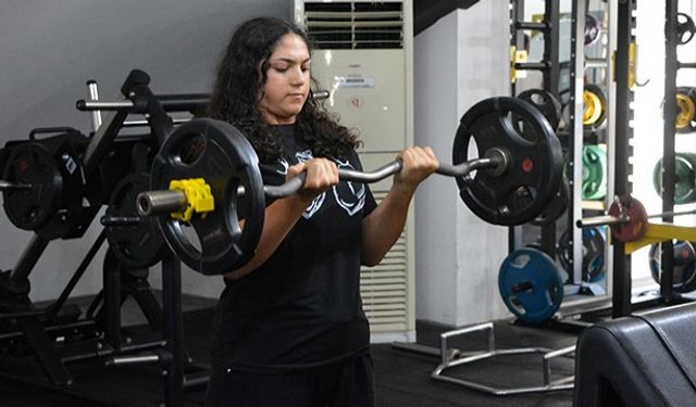 Depremzede Zehra, bilek güreşinde Türkiye şampiyonu oldu