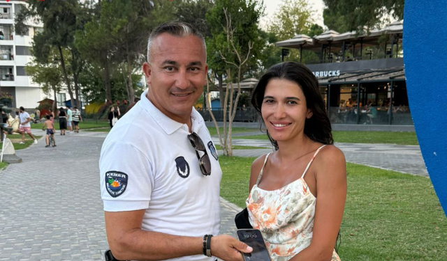 Kemer’de kayıp telefon zabıta tarafından sahibine verildi