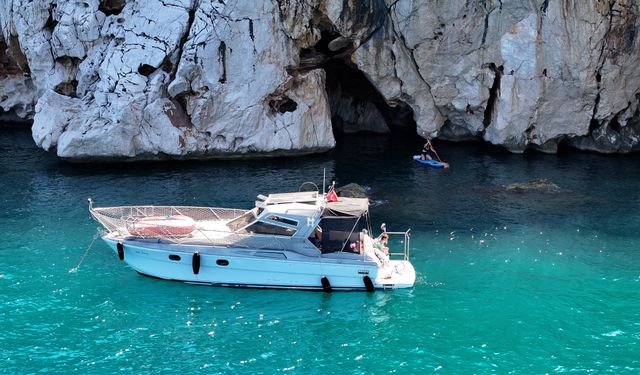 Antalya’da turkuaz suların saklı deniz mağarası