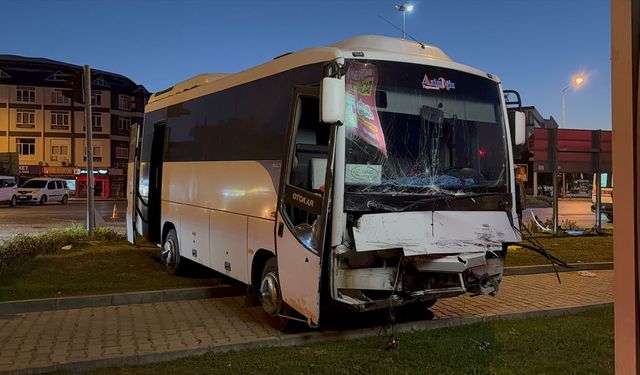 Antalya Gazipaşa’da midibüs ile ticari araç çarpıştı: 6 yaralı