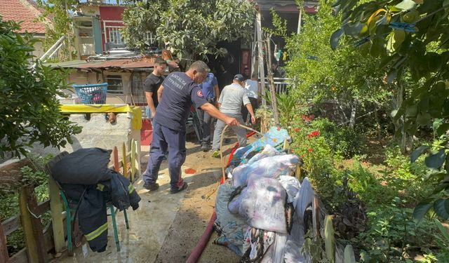 Antalya Kepez’de gecekonduda yangın söndürüldü