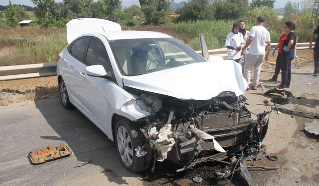 Antalya Manavgat’ta bariyere çarpan otomobilde 2 yaralı