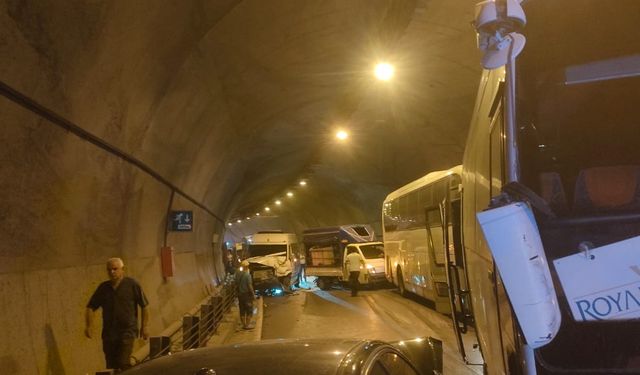Antalya’da 8 aracın karıştığı kazada 10 yaralı