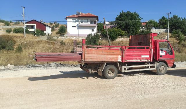 Antalya’da motosiklet kamyonet kasasına çarptı: 1 ağır yaralı