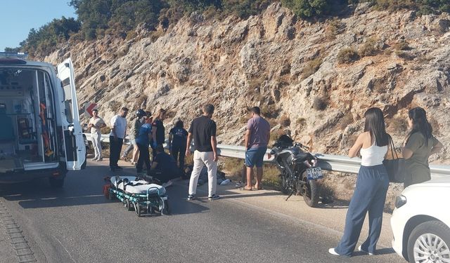 Kaş’ta motosiklet bariyere çarptı: 2 yaralı