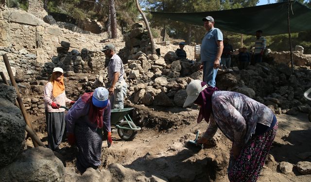 Syedra Antik Kenti kazılarında köylüler de görev alıyor