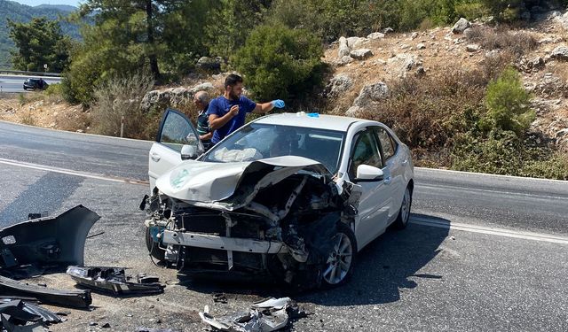Antalya’da iki otomobil çarpıştı: 8 yaralı