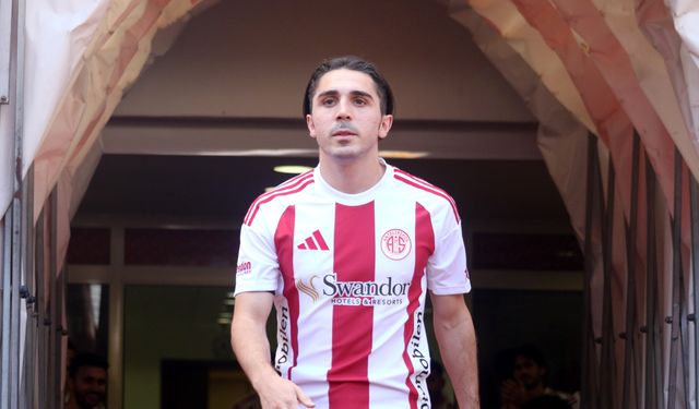 Antalyaspor 20 futbolcusunu taraftara tanıttı