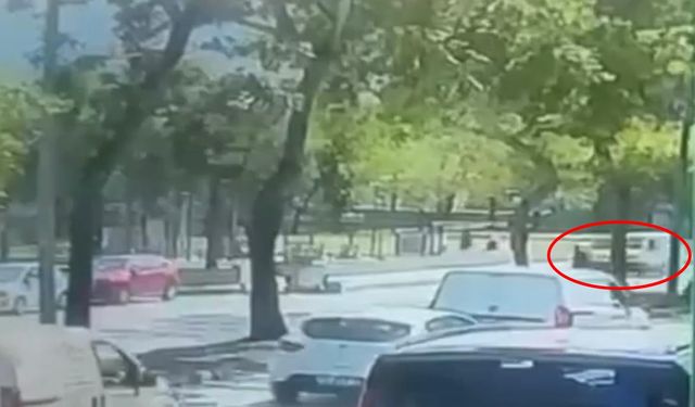 Hafif ticari aracın çarptığı yaya öldü: kaza kamerada