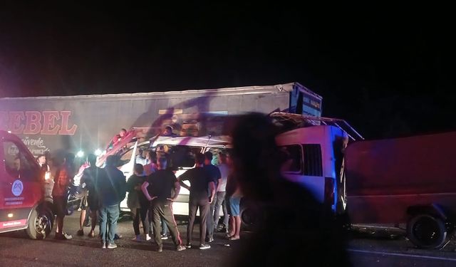 Tarım İşçilerini Taşıyan Minibüs Çekiciye Çarptı; 3 ölü, 16 yaralı