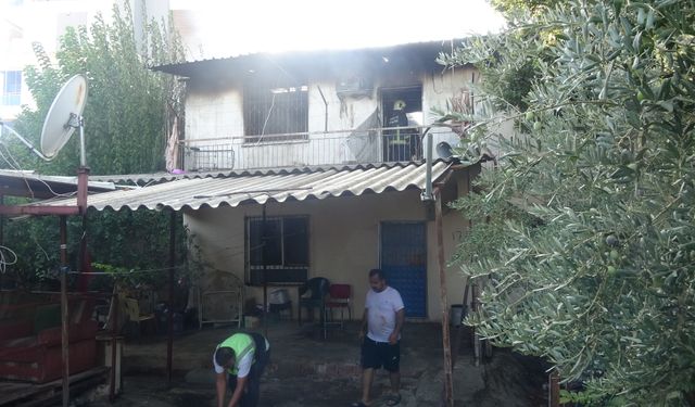 Kepez’de baca kıvılcımları evin üst katını küle çevirdi