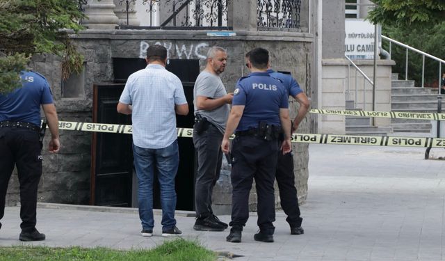 Cami tuvaletindeki kavgada bıçaklı saldırı
