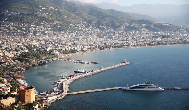 Alanya’ya lüks gemi Emerald Azzurra 91 turist getirdi
