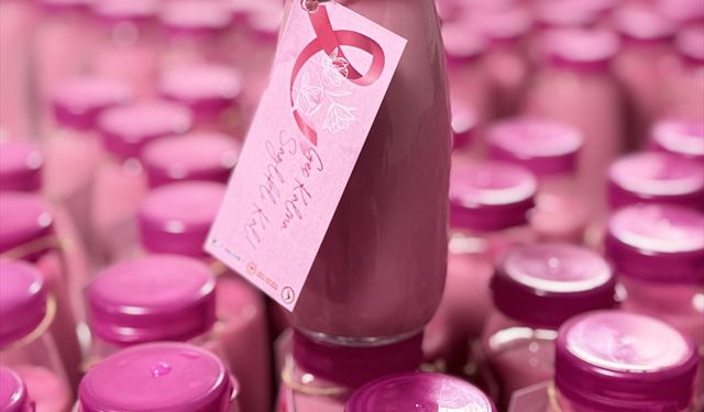 Antalya’da pembe içecek etkinliğiyle meme kanserine dikkat çekildi