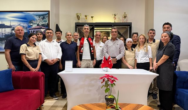 Antalyalı turizmci sigarayı bırakan personele ödül veriyor