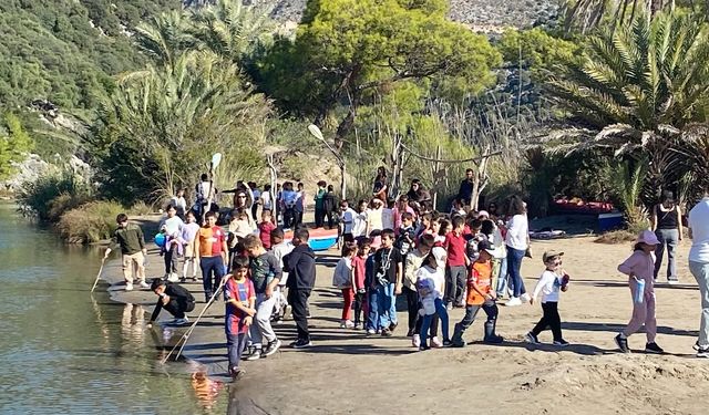 Demre'de öğrenciler plajda çöp topladı