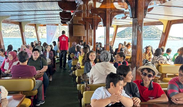 Demre’de özel gereksinimli bireyler için tekne turu düzenlendi