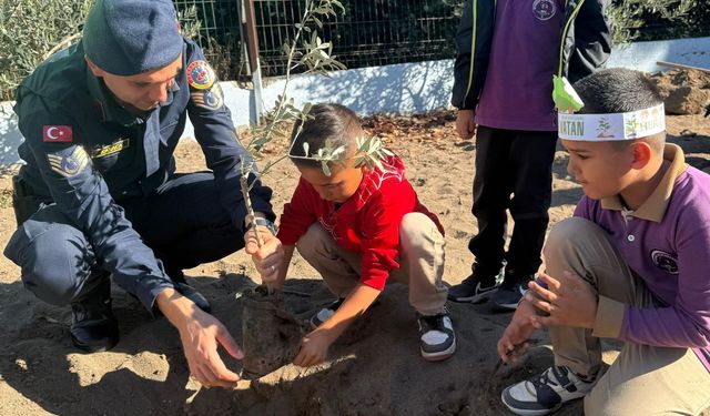 Kumluca’da öğrencilerden anlamlı fidan dikim etkinliği