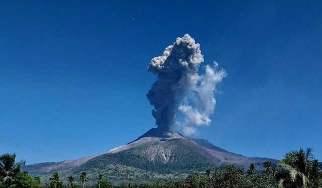 Lewotobi Yanardağı’nda alarm seviyesi yükseldi